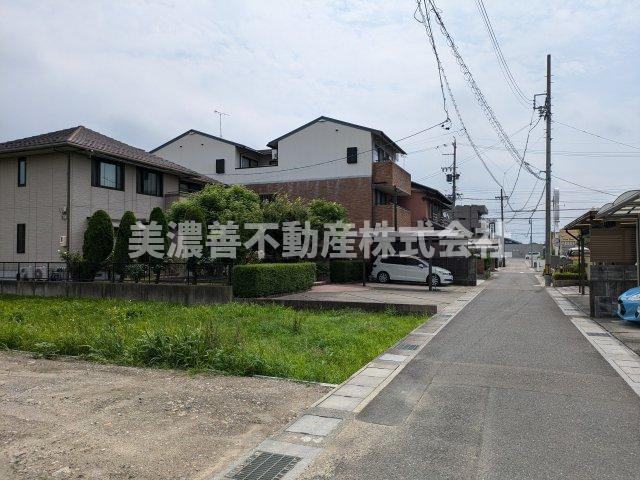 ６１１８３　岐阜市茜部辰新中古戸建ての前面道路含む現地写真