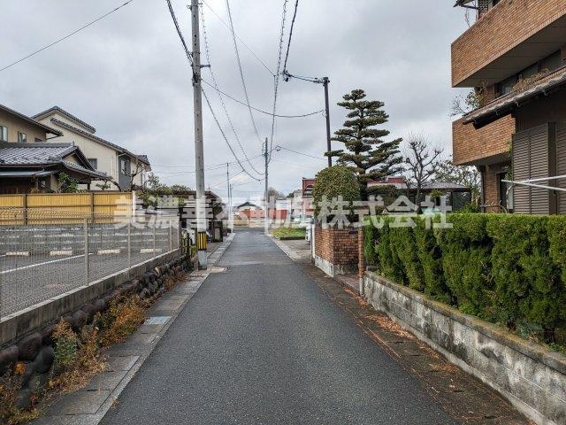 ６１１８３　岐阜市茜部辰新中古戸建ての前面道路含む現地写真