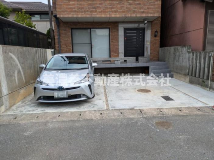 ６１１８３　岐阜市茜部辰新中古戸建ての駐車場