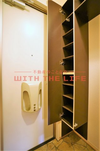 アヴリル【キャッシュバック対象】の玄関|収納もある玄関です