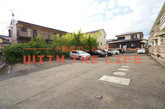 アヴリル【キャッシュバック対象】の駐車場|車をお持ちの方に嬉しい駐車場付きの物件です