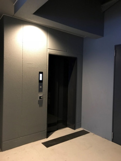 【その他共用部分】 | HAMACHO APARTMENTS　駐車場側エレベーター