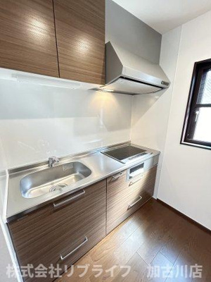 【キッチン】 | 元町ハウス | IHのシステムキッチン♪キッチンは小窓もあり換気もバッチリ！！