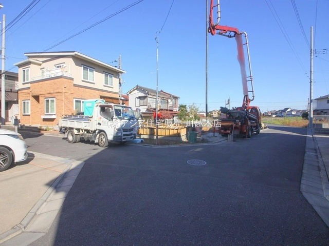 川越市砂第16　新築戸建の前面道路含む現地写真|角地　南西側約4.2ｍ公道/南東側約4.5ｍ公道