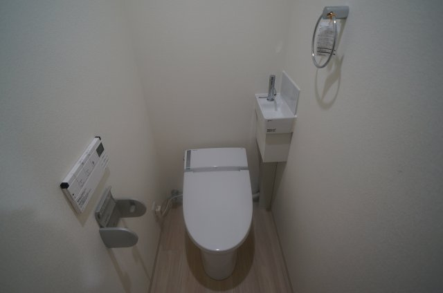 フェリーチェのトイレ|ウォシュレットのスイッチは壁掛けタイプ
参考、同建物・反転間取りの号室