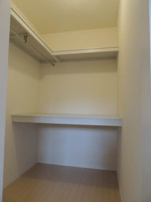 【収納】 | ライトコート ** Ⅱ棟 | 【ライトコート Ⅱ棟】ウォークインクローゼットで床がフラットなのでキャスター付きボックスが利用できて衣替えも簡単です。