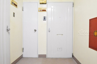 【その他共用部分】 | 皆様をお迎えする、お部屋の玄関ドア。開けやすさや開放角度、ドアノブの操作しやすさや鍵の形状などを、現地で一度ご確認ください。～即日のご見学可能～　お問合せはお気軽にどうぞ。