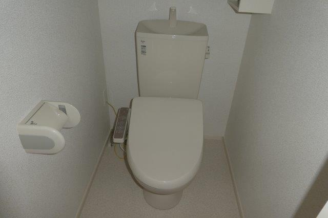 ヴィラ・マウントワン上東Bのトイレ|シャワー付きトイレ