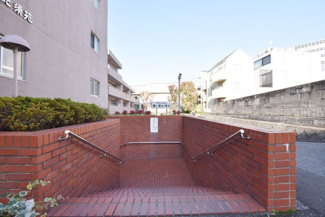 【エントランス】 | お客様を、そして住人を出迎えてくれるマンションのエントランス。ゴミが落ちていないことからも、管理状態の良さや住民の節度の高さが見て取れます。～即日のご見学可能～　お問合せはお気軽にどうぞ。