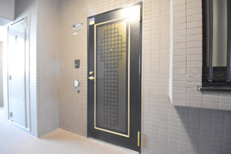 【その他共用部分】 | 皆様をお迎えする、お部屋の玄関ドア。開けやすさや開放角度、ドアノブの操作しやすさや鍵の形状などを、現地で一度ご確認ください。～即日のご見学可能～　お問合せはお気軽にどうぞ。