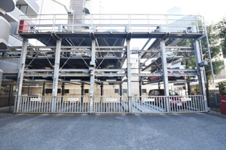 【駐車場】 | マンションの駐車場スペース。空きの有無や駐車料金、サイズ規定などについては、改めてお問い合わせください。～即日のご見学可能～　お問合せはお気軽にどうぞ。
