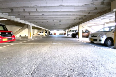 【駐車場】 | コスモウイング宇治 | 【駐車場】マンション敷地内に駐車場があります《月額：8000円～9000円》京滋バイパス宇治東IC入口まで車で約2分と便利です！