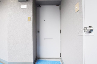 【その他共用部分】 | 皆様をお迎えする、お部屋の玄関ドア。開けやすさや開放角度、ドアノブの操作しやすさや鍵の形状などを、現地で一度ご確認ください。～即日のご見学可能～　お問合せはお気軽にどうぞ。