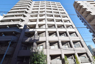 【外観】 | 青空によく映える建物です。手入れの行き届いた外壁やマンション正面エントランスなど、綺麗な姿をぜひ一度、現地にてご覧ください。～即日のご見学可能～　お問合せはお気軽にどうぞ。