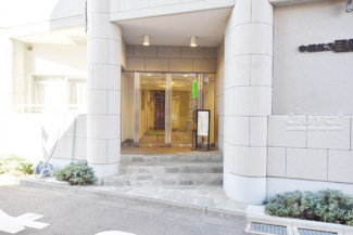 【エントランス】 | オートロックを備えた、マンションのエントランス。やはりセキュリティの観点は欠かすことができません。皆様を“安全”に送り出し、出迎えてくれます。～即日のご見学可能～　お問合せはお気軽にどうぞ。