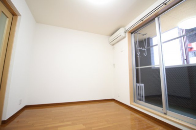 【寝室】 | エトワール松崎 | 洋室6帖　大きな窓で陽当り良いです。