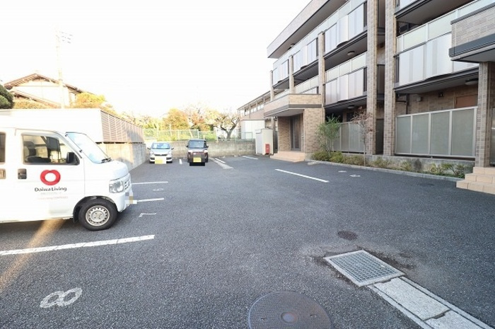 コスモヒルズの駐車場