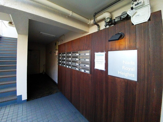 灘ロイヤルハイツのエントランス