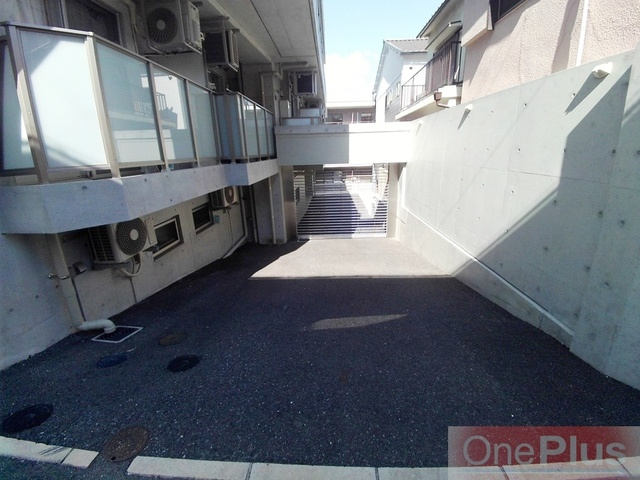 エカルラート青谷の駐車場