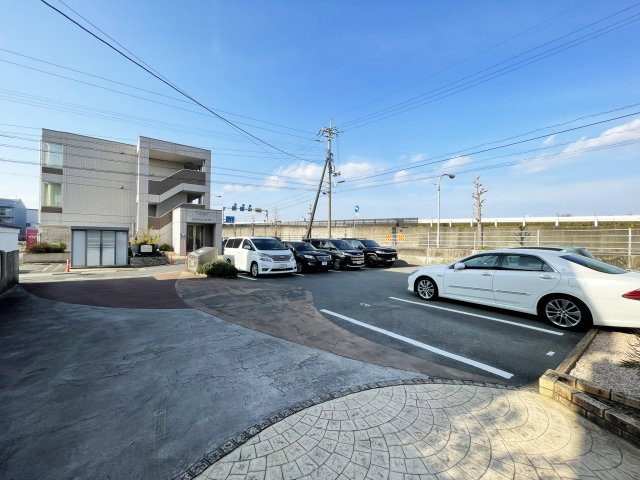 クウラージュE棟の駐車場