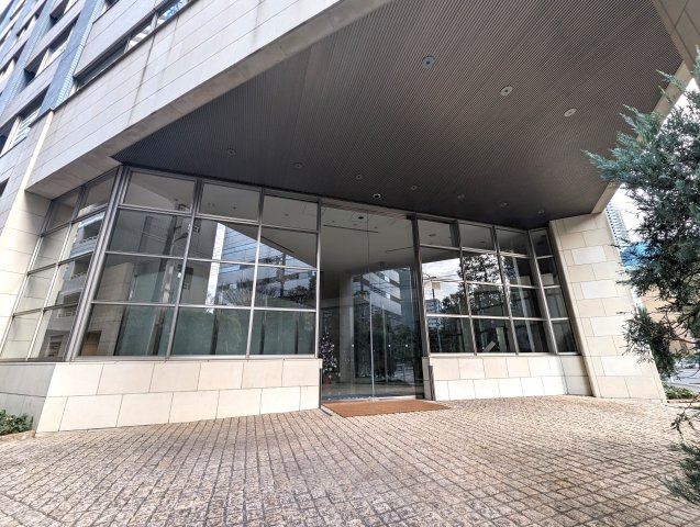 クラリティ・アスールのエントランス|ガラス張りが開放感を演出しているエントランス