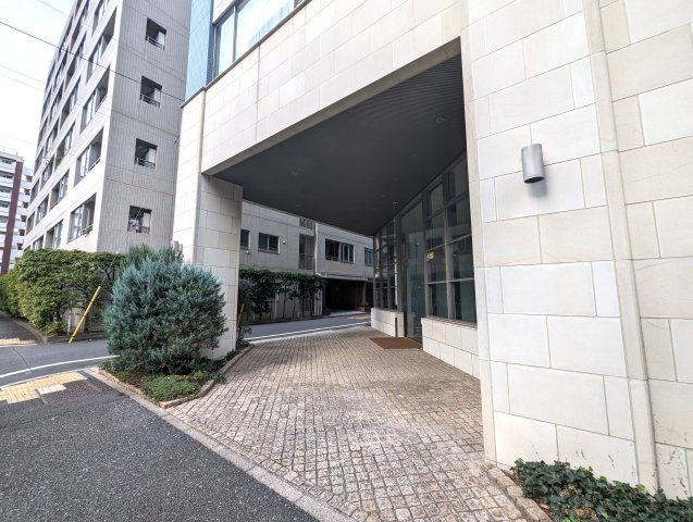 クラリティ・アスールのエントランス|車寄せになっており、雨天時でも車からの乗り降りがスムーズに可能です