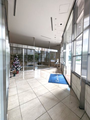 クラリティ・アスールのエントランス|	エントランス風除室入って右側に洗練されたデザインのオートロック操作盤があります