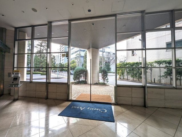 クラリティ・アスールのエントランス|明るい光が差し込むエントランス風除室