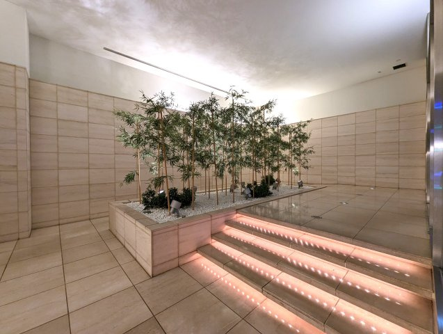 クラリティ・アスールのエントランス|風除室を抜けるとエントランスホールに竹のモニュメントが配置され、アクセントとなっています