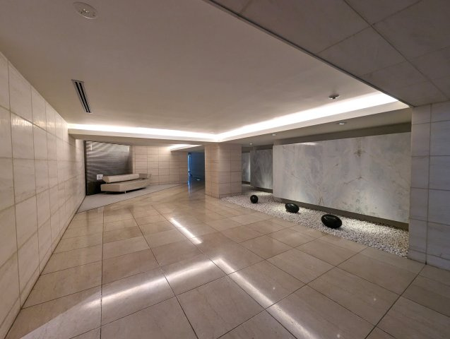 クラリティ・アスールのエントランス|適度に配置された間接照明が居住者をマンション内部へといざないます