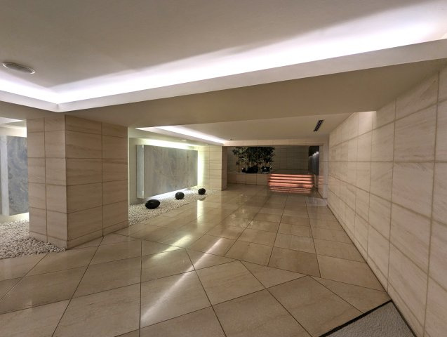 クラリティ・アスールのエントランス|贅沢にスペースを使ったエントランスギャラリー