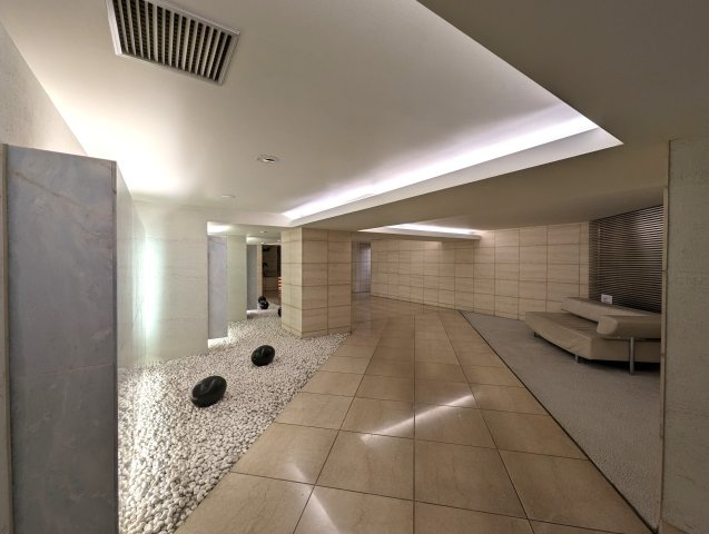 クラリティ・アスールのエントランス|ひとやすみできるソファーが設置されています