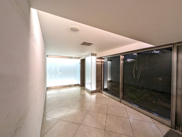 クラリティ・アスールのエントランス|エントランス最深部にエレベータが設置されています