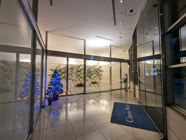 クラリティ・アスールのエントランス|エントランス風除室、夜の雰囲気です。クリスマスの時期にはツリーが飾られるようです