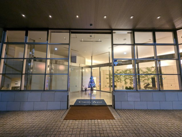 クラリティ・アスールのエントランス|エントランス前、夜の雰囲気です。ガラスウォールから暖かい光がこぼれます