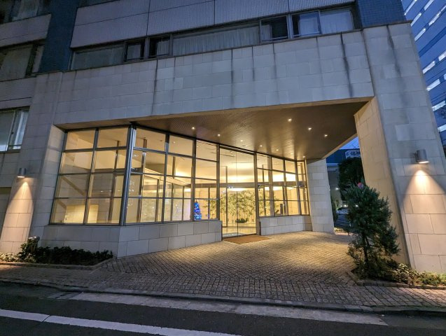 クラリティ・アスールのエントランス|エントランス前、夜の雰囲気です。住まう者を出迎えるにふさわしいいで立ちです