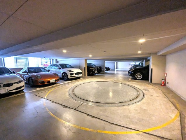 クラリティ・アスールの駐車場|建物１階部分に平置き駐車場があります