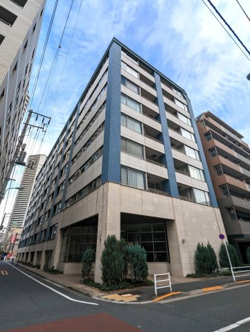 クラリティ・アスールの外観|「クラリティ（透明感）・アスール（青系統の色）」。外観はそれを体現。白系統のタイルが中心となり透明感を演出。青系統のアクアブルーカラーのタイルがアクセントとなり、海に近いマンションであることを象徴