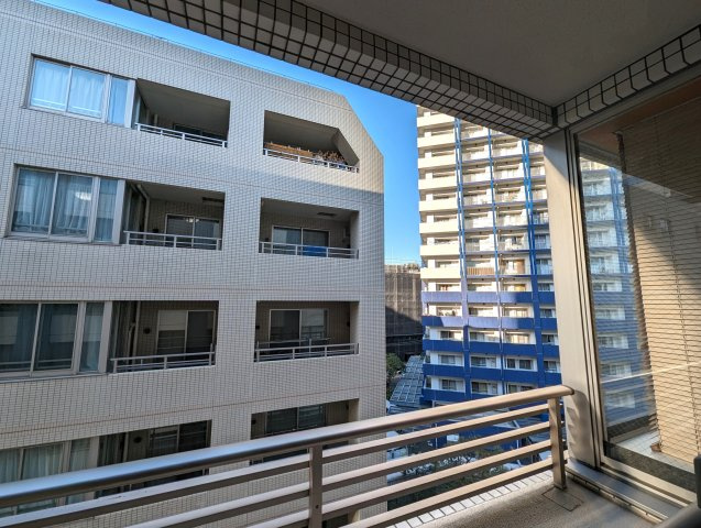 クラリティ・アスールの展望|バルコニー前面の眺めです。北側(右手側）は少し抜け感のある周辺建物との位置関係です