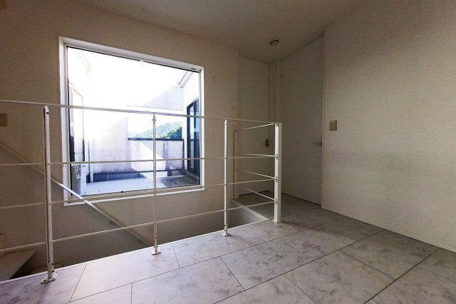 【その他】 | 糸島市川原　戸建て | 2階のホール。階段の横の大きな採光窓が特徴です