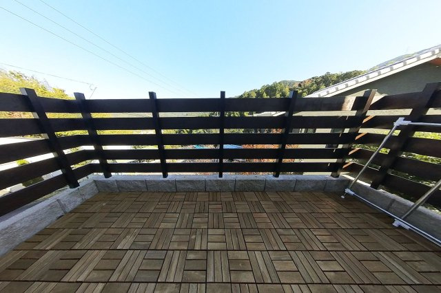 【バルコニー】 | 糸島市川原　戸建て | 1階のウッドデッキ。糸島の山や緑が一望できます