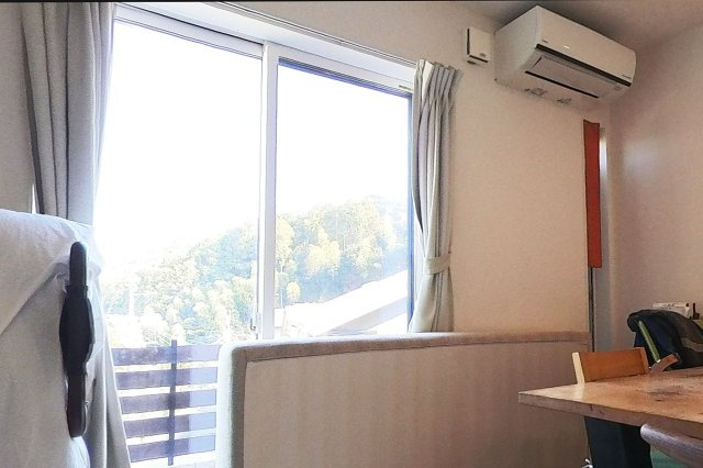 【居間・リビング】 | 糸島市川原　戸建て | リゾート地「雷山の森」の2階建て3LDKの住宅です。水道は天然地下水「雷山の水」でお風呂は天然温泉。自然の中で式を感じるスローライフを楽しめます