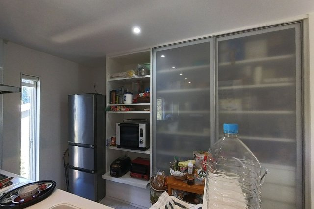 【キッチン】 | 糸島市川原　戸建て | キッチン裏にはカップボードがついています。収納が多数できますので便利です！大きな冷蔵庫を置いてもゆとりのある広さ