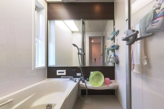 【浴室】 | 糸島市川原　戸建て | 戸建てならではの採光窓がある明るく広いお風呂です。雷山の森は全戸、天然温泉を楽しめます。泉質はアルカリ性単純温泉で疲労回復他の効用があります