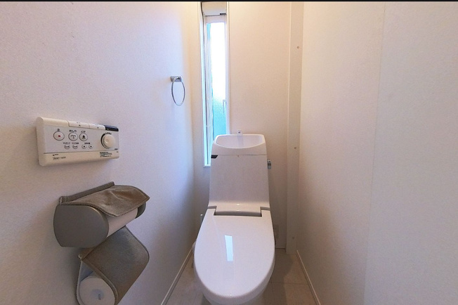 【トイレ】 | 糸島市川原　戸建て | いつも綺麗に清潔に！ウォッシュレット付きトイレです♪もちろん窓も付いてるので空気の入れ替えも楽にできます