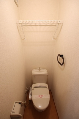 温水暖房洗浄便座付きの御手洗い★上部に棚もあり★