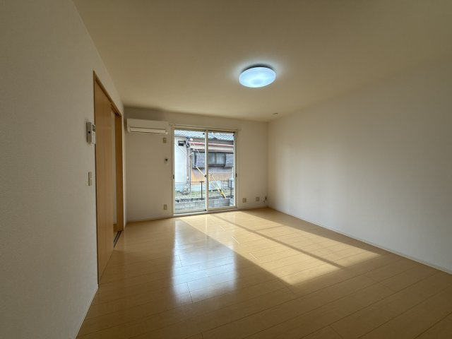 グランドゥール御津Ｂ棟の居間・リビング