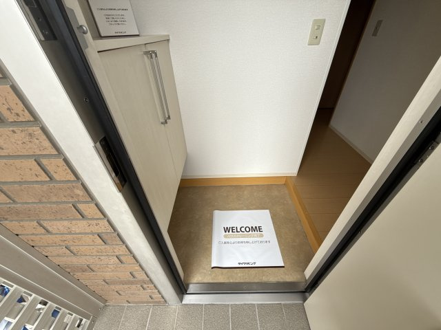 グランドゥール御津Ｂ棟の玄関