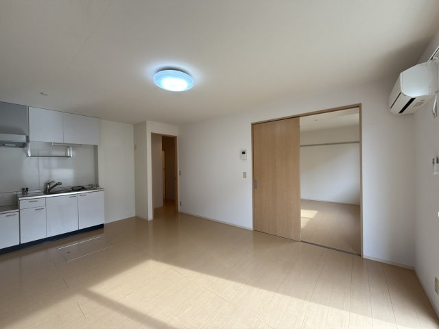 グランドゥール御津Ｂ棟の居間・リビング