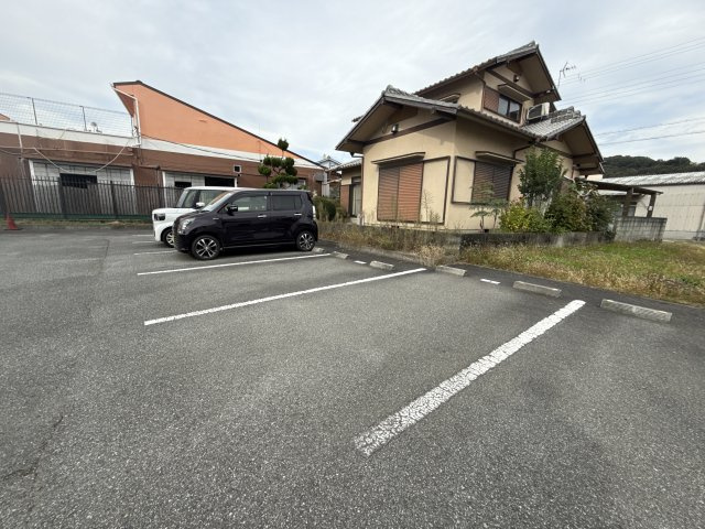 グランドゥール御津Ｂ棟の駐車場